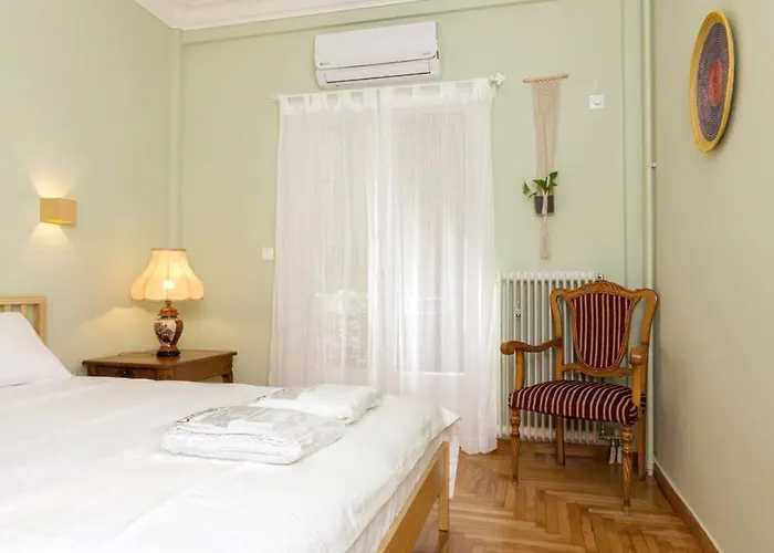 Iphigenia 2 Bedroom Retro Downtown Apartment