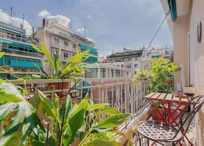 Iphigenia 2 Bedroom Retro Downtown Apartment