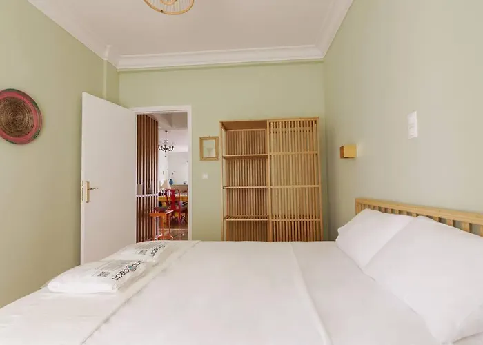 Iphigenia 2 Bedroom Retro Downtown Apartment
